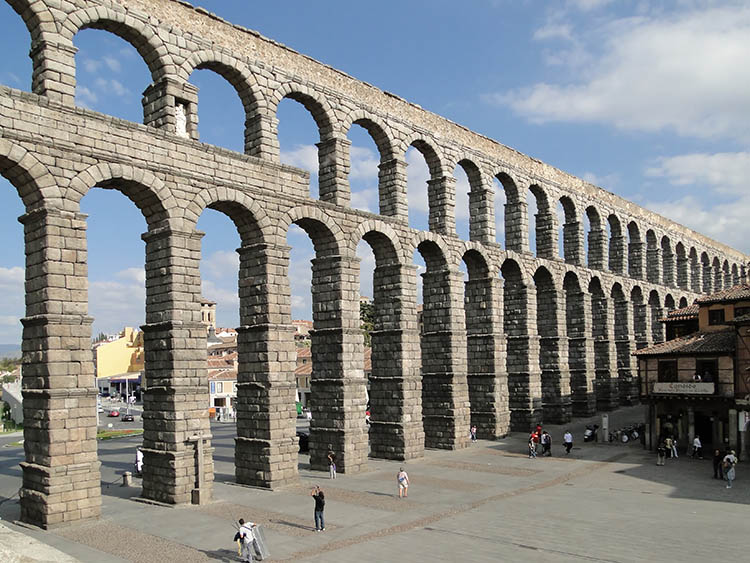 Acueducto romano de Segovia: muros de piedra aligerado según su propia lógica estructural.