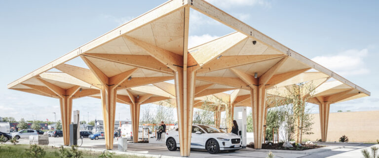 ESTACIÓN DE CARGA ULTRA RÁPIDA PARA VEHÍCULOS ELÉCTRICOS #Arquitecturademadera