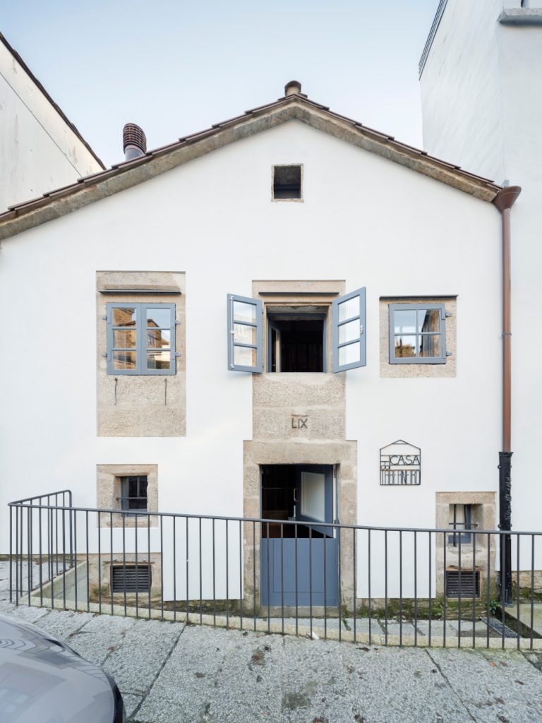  Imagen ©Luis Díaz | 
A Casa do taberneiro es la rehabilitación de una construcción tradicional con una tipología de origen medieval propia de los “rueiros” de Santiago de Compostela. La rehabilitación, con una reconstrucción interior en madera laminada de eucalipto, contribuye a una relectura del edificio 
consecuente con la riqueza espacial que supone el desplazamiento de alturas entre sus dos fachadas y con la singularidad de los diferentes elementos patrimoniales. 