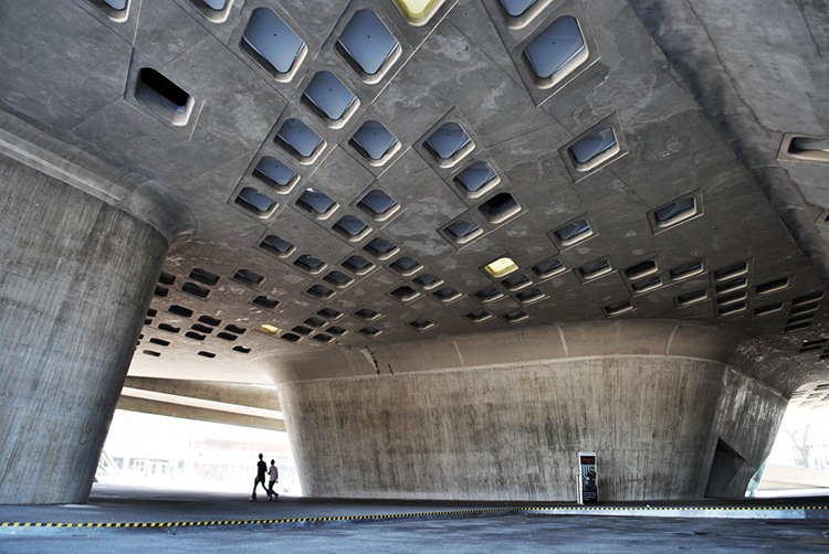 Figura 2. Centro de las ciencias Phaeno: el hormigón crea un edificio-paisaje.