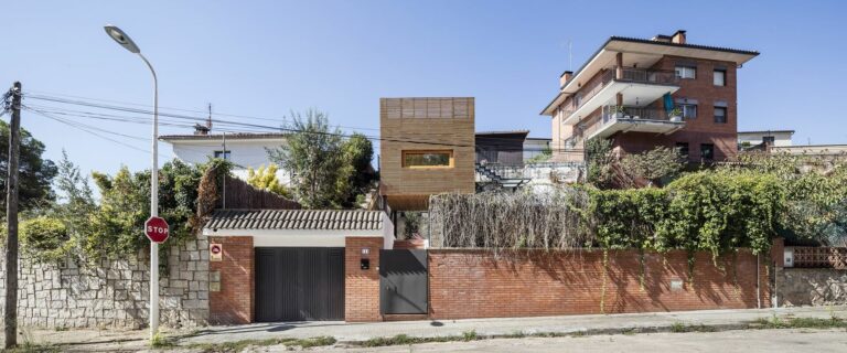 LA CASA QUE SE AMPLIÓ CON UNA CAJA DE MADERA #Arquitecturademadera