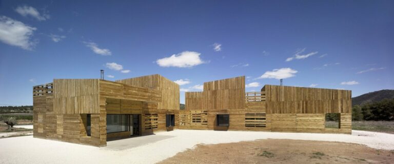 CASA PARA TRES HERMANAS #Arquitecturademadera