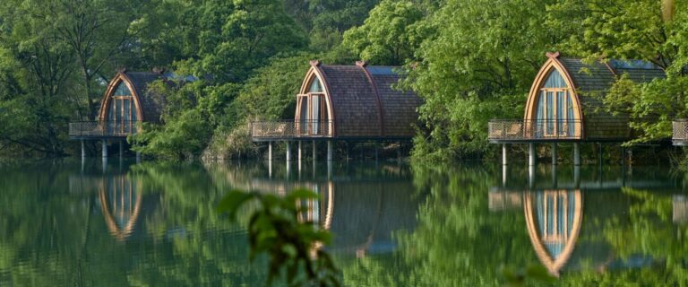 CABAÑAS FLOTANTES SOBRE EL RÍO FUCHUN #Arquiecturademadera